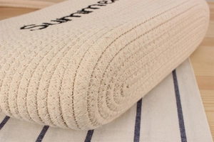 Détail de la texture en corde de coton avec broderie Summer sur le sac seau de plage