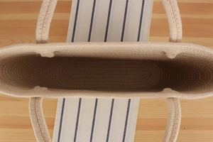 Vue de dessus d'un grand sac cabas tissé beige avec texture dense en corde de coton