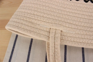 Détail du tissage en corde de coton et de l'anse renforcée d'un grand sac de plage