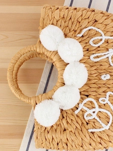 Sac à main en paille tressée avec pompons blancs et broderie artistique élégante