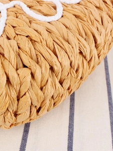 Sac cabas en paille avec broderie blanche sur fond en tissu à rayures bleues