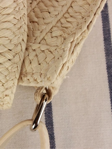 Borsa rotonda in paglia intrecciata beige con nappa e elegante manico in pelle