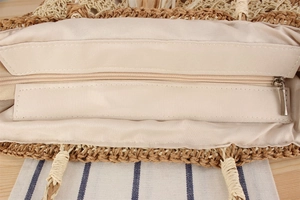 Détail du sac à bandoulière en paille tissée avec doublure en tissu et fermeture éclair