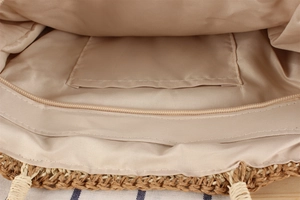 Vue détaillée de l'intérieur du sac tissé avec doublure en tissu et poche zippée sécurisée