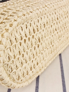 Sac à bandoulière en paille tissé à la main beige avec motif de tissage sergé