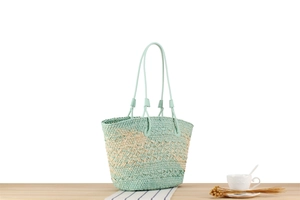 Detail der mintgrünen und beigen Papierschnur-Strandtasche mit schmalen Schultergurten