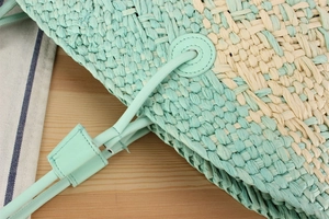 Makro-Detail der Papierschnur-Webtasche mit Farbverlauf in Minzgrün und Creme-Textur