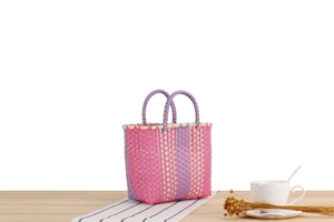 Vue détaillée du panier pique-nique tissé main en plastique coloré et durable
