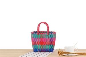 Détail d'un panier de pique-nique en plastique tressé coloré avec un motif à carreaux vif