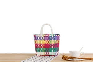 Détail macro du motif tressé en plastique coloré de ce sac à main style panier