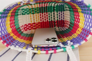 Vue de dessus de l'intérieur spacieux du panier de pique-nique tissé coloré en plastique