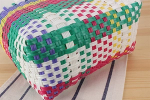 Détail du tissage en plastique coloré avec motif croisé résistant pour sac à main