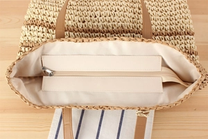 Gros plan du sac fourre-tout tissé avec fermeture éclair, doublure et motif à rayures