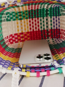 Sac à main tissé à la main en plastique multicolore avec un intérieur spacieux