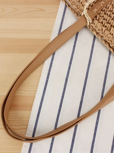 Sac bandoulière rayé en paille avec bordures en cuir marron et détails tissés