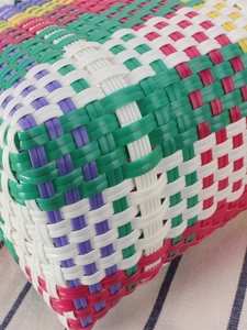 Mini sac cabas coloré en plastique tressé à la main avec motif de vannerie pour pique-nique