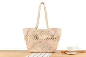 Détail du sac de plage ajouré en corde de coton avec des pois colorés brodés