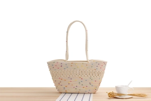 Détail du sac à bandoulière en corde de coton crème avec pois colorés et motif de vagues
