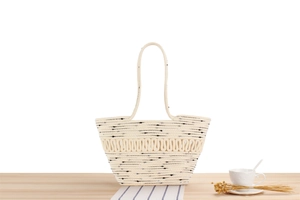 Détail du sac fourre-tout en corde de coton tissé avec textures ondulées sur table en bois