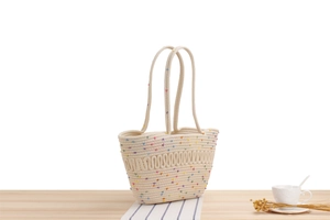 Détail du sac de plage en coton crème tissé main avec pois colorés et motifs ondulés