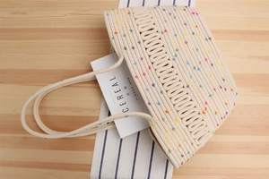 Gros plan détaillé du sac cabas au crochet avec pois colorés et motif ajouré tissé