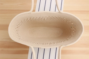 Vue de dessus du sac à bandoulière en coton tissé main montrant la texture et la capacité