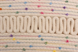 Détail en gros plan du tressage en corde de coton avec des pompons colorés décoratifs