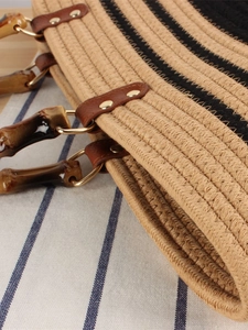 Borsa tote intrecciata a righe con manici in bambù e rivetti dorati su legno