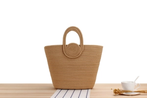 Détail d'un sac cabas tissé en coton avec base de poignée circulaire décorative