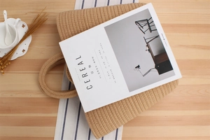 Vue détaillée d'un sac cabas en corde de coton tissé beige sur une table avec accessoires