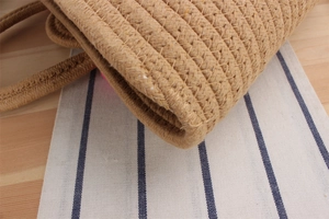 Vue détaillée de la texture en corde de coton tissé sur un sac à main cylindre