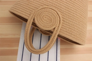 Détails des poignées en corde de coton tressé d'un sac à main minimaliste en crochet
