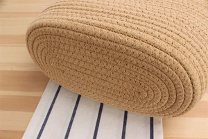 Gros plan de la base ovale en corde de coton tissée en spirale avec détails de couture