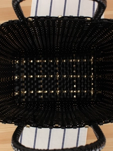 Sac cabas noir tressé à la main de grande capacité avec accents métalliques dorés internes