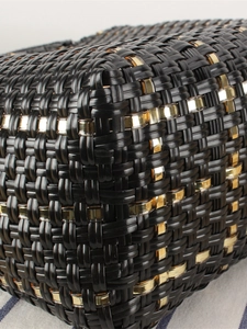 Grand sac cabas noir tissé main avec accents dorés pour la plage et les loisirs quotidiens