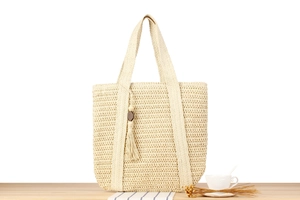 Detailaufnahme der gewebten Papierschnur-Tote-Bag mit Quaste und Holzperlen-Anhänger