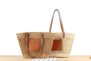 Détail du tissage en corde de papier ajouré sur sacs cabas marron et beige avec patch en cuir