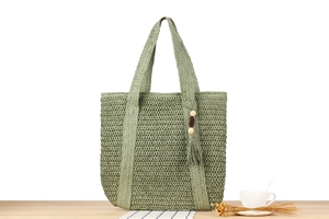 Detail der grau-grünen Papierschnur-Webtasche mit dekorativen Holzperlen-Quasten