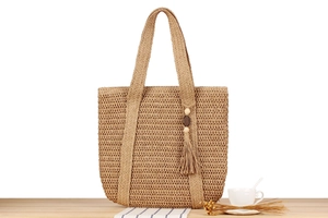 Detail der Papierschnur-Tote-Bag mit Netzgewebe, Holzperlen und langem Quasten-Anhänger