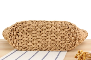 Détail du sac cabas en papier tressé montrant le fond plat renforcé et sa texture