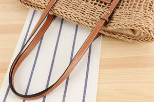 Vue détaillée du sac cabas en corde de papier avec anses en cuir et rivets en métal