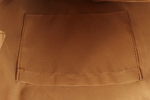 Detailansicht der Innentasche der großen Papierschnur-Tragetasche mit verstärkten Nähten
