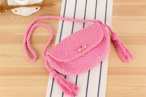 Détail du sac bandoulière en corde de coton rose avec bouton bois et pompons bohèmes
