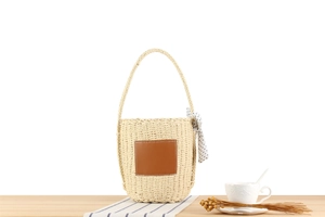 Detail der gewebten Strohbeutel-Tasche mit Lederflicken und Polka-Dot-Schal
