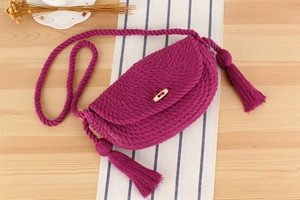 Vue détaillée du sac en coton tissé violet avec fermoir en bois et glands bohèmes