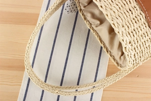 Detailansicht der handgefertigten Strohtasche mit Innenfutter und gepunktetem Schal
