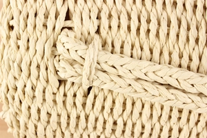 Detailansicht der gewebten Papierseilstruktur und des Griffs der Strand-Eimertasche