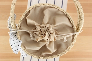 Draufsicht auf Strohbeuteltasche mit Kordelzug-Futter und gepunktetem Schal-Detail