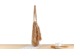 Detailansicht der handgewebten Strohschultertasche mit langen Fransen für den Sommerurlaub