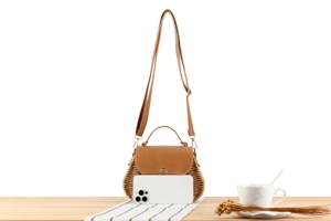 Braune gewebte Papierschnur-Schultertasche mit Lederklappe und Metallring-Schnalle im Detail